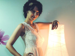 AmethystCharm - Live excitant avec une Resplendissante jeune nana hot au décolleté idéal sur le site Xlove 